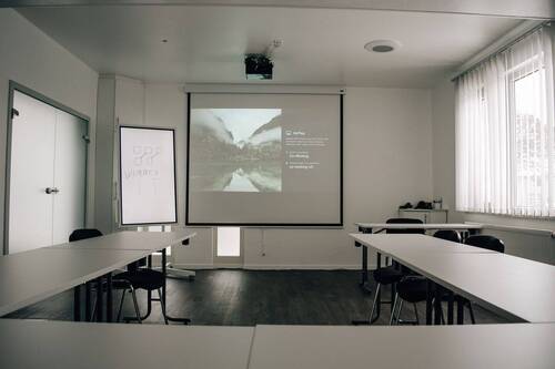 Meetingraum - Beamer und Digitales Flipchart - 