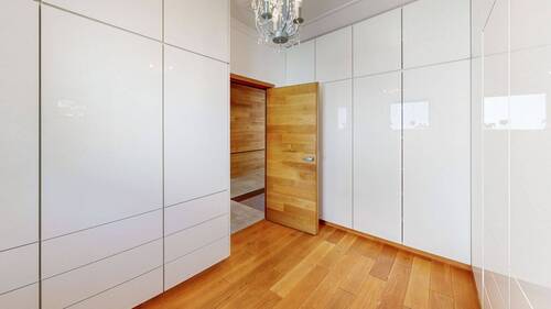 Ankleide Schlafzimmer mit hochwertigen Einbaumöbeln - 