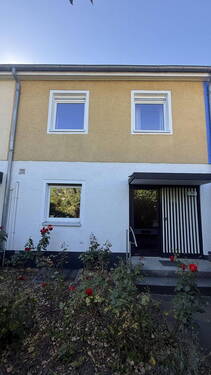 Vorderseite mit Eingang - OHNE MAKLER - Zehlendorf Reihenmittelhaus mit Garage