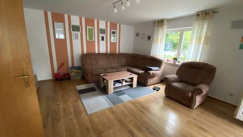 Wohnzimmer und Ausgang zur... - 