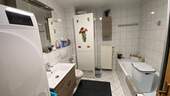 Bad mit Gastherme, Badewanne und Dusche - 