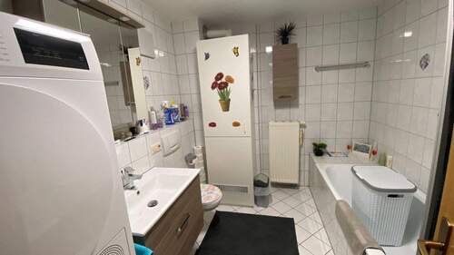 Bad mit Gastherme, Badewanne und Dusche - 