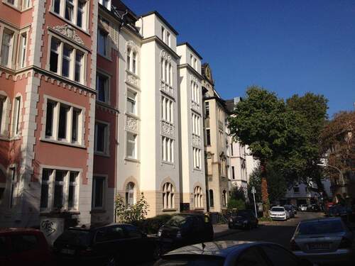 Hausansicht Straßenseite - stilvolle 3-Zimmer-Altbauwohnung mit Balkon
