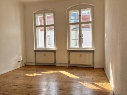 Lichtdurchflutetes Wohnzimmer - 2 Zimmer Etagenwohnung zum Kaufen in Berlin