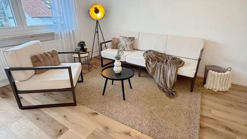 Wohnzimmer - 4 Zimmer Etagenwohnung zum Kaufen in Burghausen