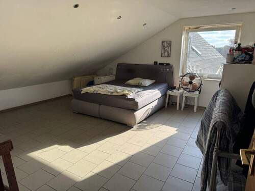 Zimmer Dachgeschoss Wohn- und Geschäftshaus - 