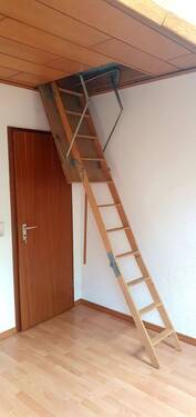 DG 2. Zimmer Treppe zum Spitzboden - 