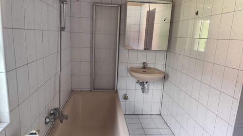 Nebenhaus- Badezimmer - 