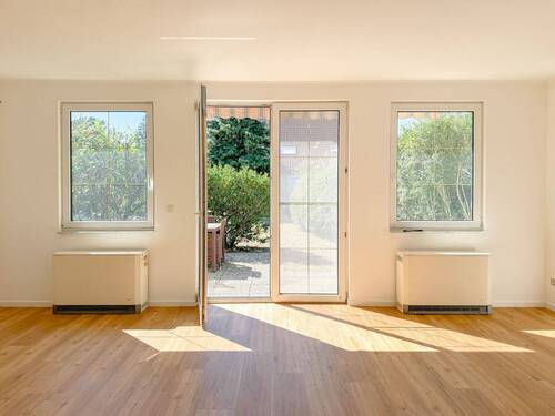 Wohnzimmer mit Zugang zur Terrasse - 5 Zimmer Doppelhaushälfte in Havelsee