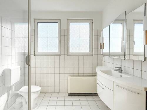 Bad mit Dusche im Erdgeschoss - 