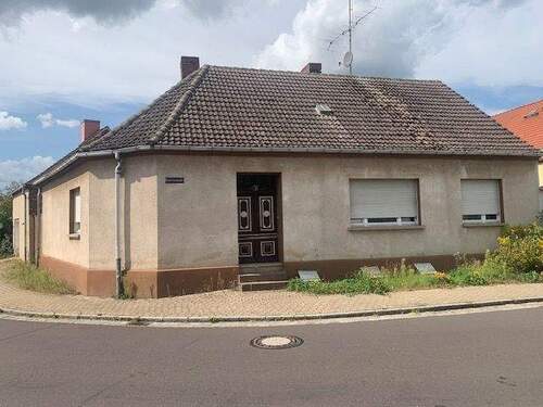 Wohnhaus - Renovierungsbedürftiges Wohnhaus mit Nebengebäude