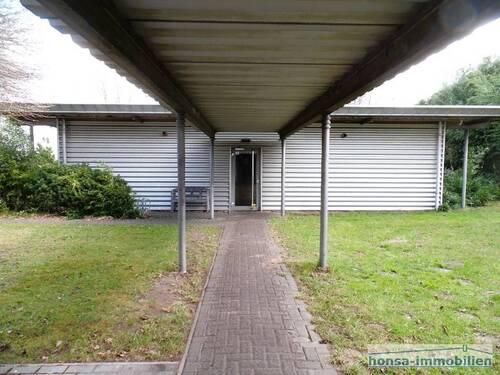 Überdachter Durchgang von Halle zum Büro-/ Sozialgebäude - 