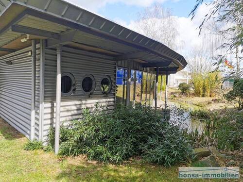 Bürogebäude mit Wasserlauf umgeben - 