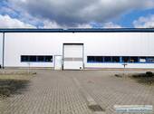 Halle 2 mit Zufahrt 1 gegenüber Bürogebäude - 