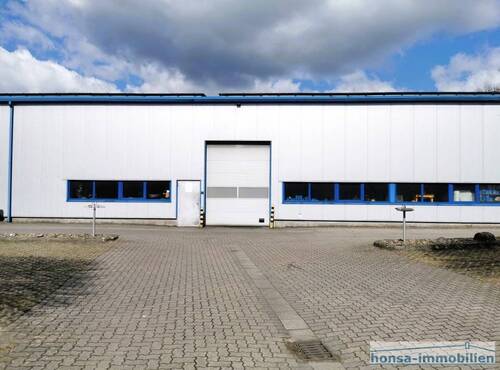 Halle 2 mit Zufahrt 1 gegenüber Bürogebäude - 