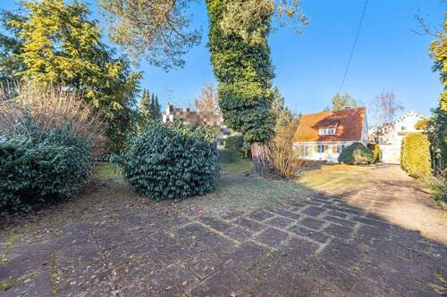 Grundstückseinfahrt - 4 Zimmer Einfamilienhaus in München