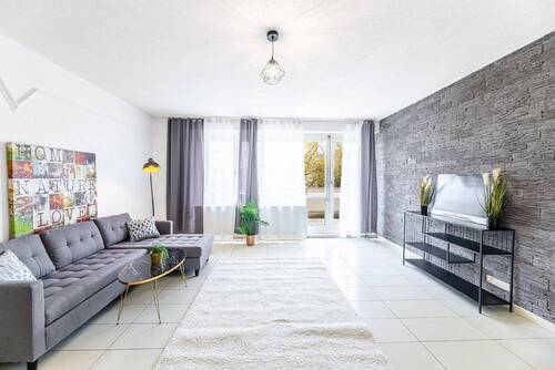 Helles Wohnzimmer - Ohne Makler: Sofort frei! Barrierefreie 4-Zimmer-Wohnung in Bestlage von Höchberg- Würzburg.