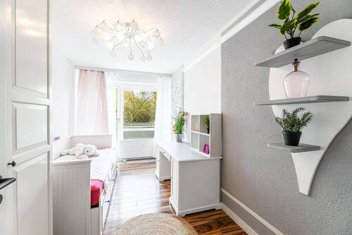 Helles Kinderzimmer mit Balkon - 