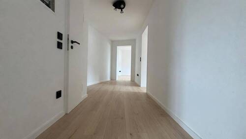 Flur - Frisch renovierte 2-Zimmer-Wohnung mit Balkon - zentral in Ludwigshafen, provisionsfrei