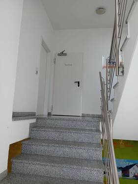 Treppenhaus zu den Büros und dem Ausstellungsraum - 