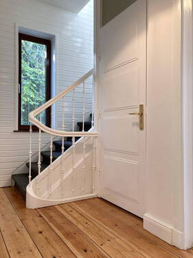 1. OG - Flur /Treppe nach oben - 