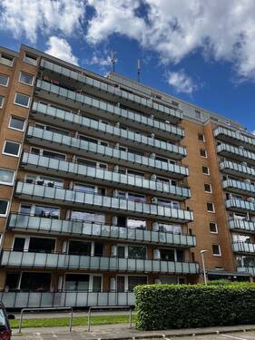 Hausansicht - Freie 3-Zimmer-Wohnung, 75 m², zentral in Halstenbek