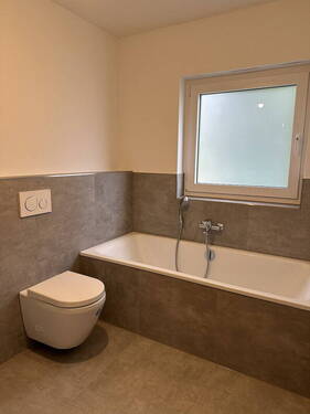Badezimmer mit Wanne (OG) - 