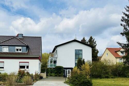 Außenansicht von der Straße - Einfamilienhaus in Mühltal mit Garten