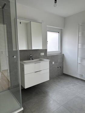 Badezimmer mit Dusche (OG) - 