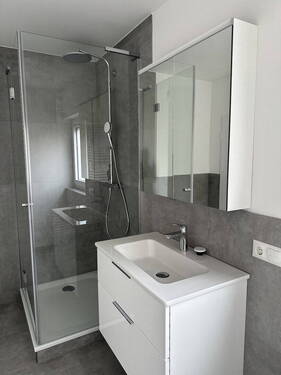 Badezimmer mit Dusche (OG) - 