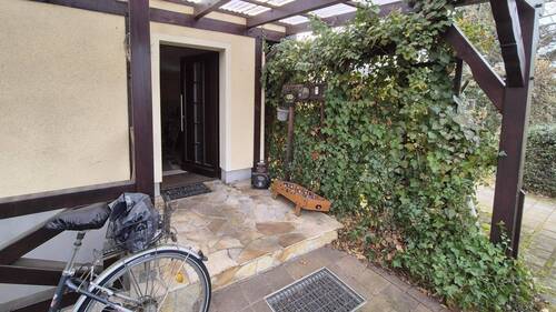 Eingangsbereich Wohnhaus links - 