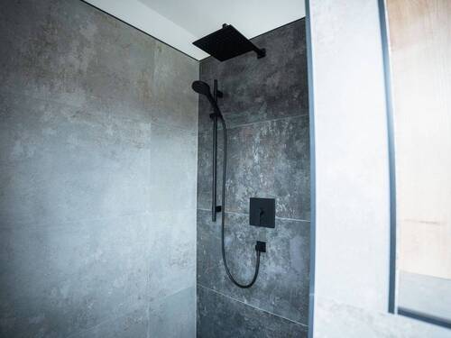 ...und bodentiefer Dusche mit Regenkopf - 