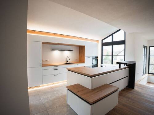 ...mit Kochinsel und Eckbank... - 