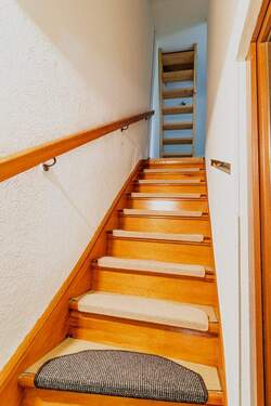 Treppe ins 1.OG (Haus links) - 
