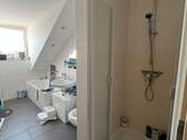 Tageslichtbad mit Wanne und Dusche - 