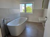 Bad mit Wanne und Dusche - 