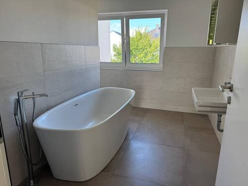 Bad mit Wanne und Dusche - 
