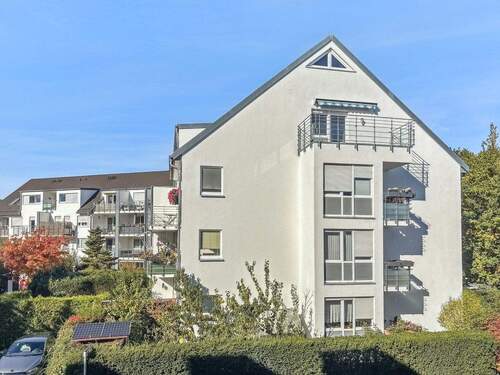 Hausansicht mit Blick auf den Balkon - 