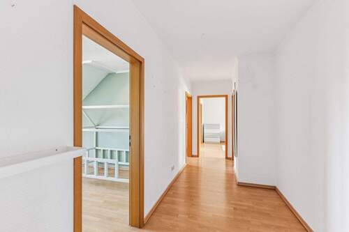 Flur mit Platz für die Garderobe - 