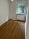 Zimmer mit Fenster und Bodenbelag in Holzoptik - 2 Zimmer Etagenwohnung zur Miete in Gelnhausen