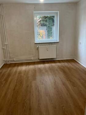 weiteres Zimmer mit Fenster und Bodenbelag in Holzoptik - 2 Zimmer Etagenwohnung in Gelnhausen