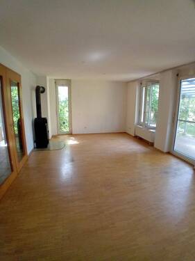 ...sehr hellen Wohnzimmer mit einem Schwedenofen - 