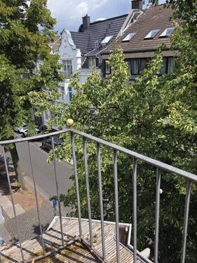 Balkonaussicht zur Straße - 