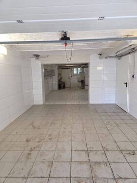 Blick in die lange Garage - 