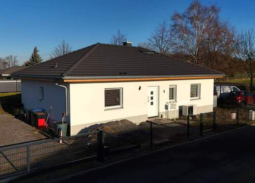 Drohnenaufnahme - Zukunftssicher & energieeffizient: Moderner Bungalow aus 2024 auf 728 m² Grundstück in Glebitzsch