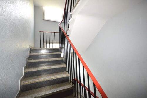 Treppenhaus - Mehrfamilienhaus, Wohnhaus in Mönchengladbach zum Kaufen