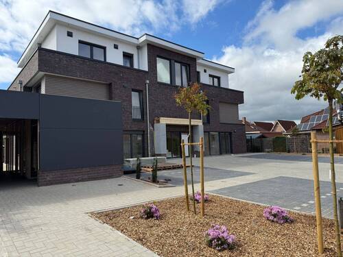 Frontansicht und Abstellschuppen - NEUBAUERSTBEZUG! Hochwertige 3 Zi. OG-Wohnung in Molbergen