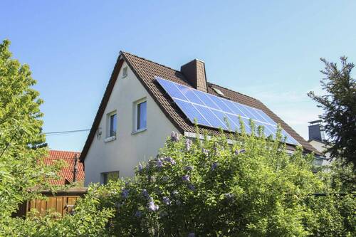 Haus Rückseite mit Photovoltaikanlage - 