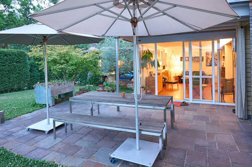 Erdterrasse vor Wohnzimmer - 