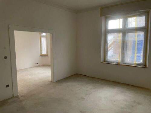 Arbeitszimmer mit Blick in den Wohnbereich - 